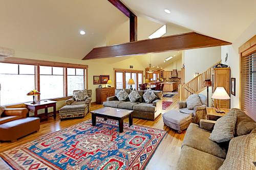 Idyllic Getaway - Private Hot Tub & Mountain Views Duplex - image 4