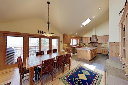 Idyllic Getaway - Private Hot Tub & Mountain Views Duplex - image 6