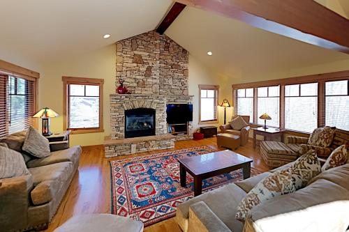 Idyllic Getaway - Private Hot Tub & Mountain Views Duplex - image 5