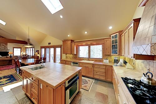 Idyllic Getaway - Private Hot Tub & Mountain Views Duplex - image 8
