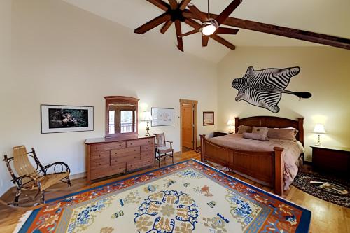 Idyllic Getaway - Private Hot Tub & Mountain Views Duplex - image 10