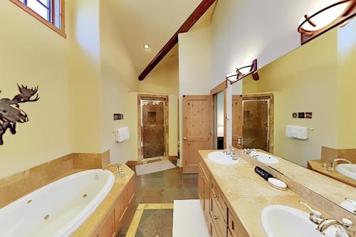 Idyllic Getaway - Private Hot Tub & Mountain Views Duplex - image 12