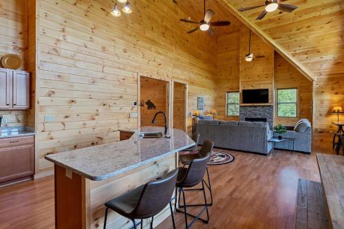 Smoky Bear View Cabin with an Open Concept Living Space With 3 Bedrooms On Main Floor with Awesome Mountain Views Located in Cedar Falls Resort cabin - image 4