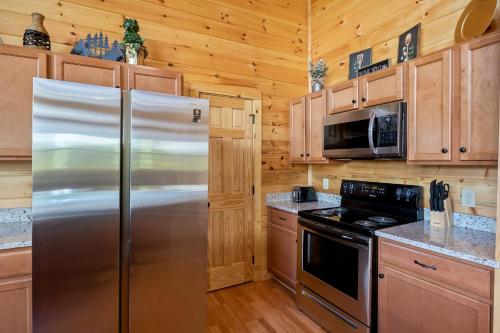 Smoky Bear View Cabin with an Open Concept Living Space With 3 Bedrooms On Main Floor with Awesome Mountain Views Located in Cedar Falls Resort cabin - image 9