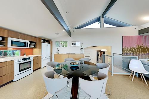Stunning Lake Getaway - Lake Views & Marina Access home - image 10