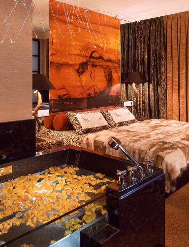 Savoy Hotel - image 5