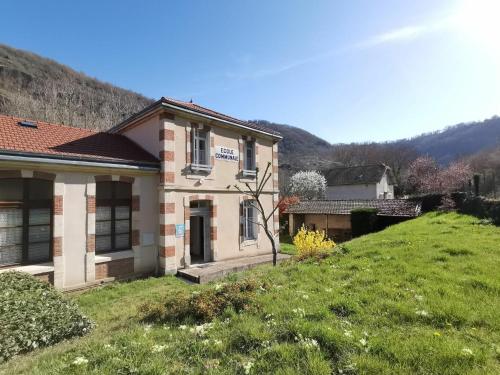Gîte chaleureux 6 pers avec cour privée en bord de rivière près de Langeac - FR-1-582-11 gîte à louer Le Monteil