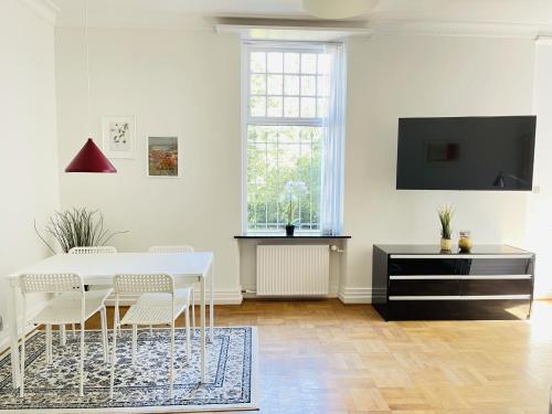 Lounge/area TV in comune, aday - Aalborg mansion - Open bright apartment with garden in Kaerby