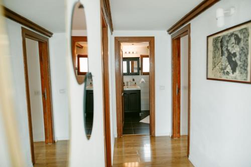 Casa Domestic, a modern guest house in the transylvanian countryside in Viștea De Sus