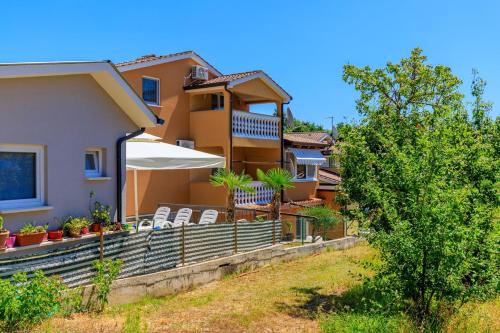  Apartments Vanessa with Shared Pool, Pension in Nova Vas