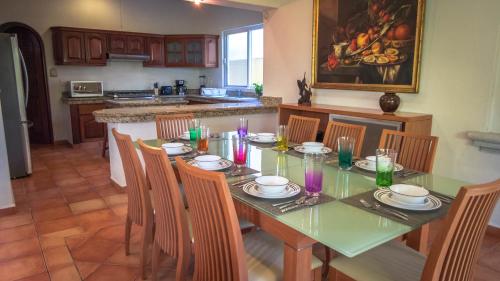 VILLA LUCIERNAGAs, SPACIOUS, SECLUDED, PRIVATE POOL NEAR BEACH