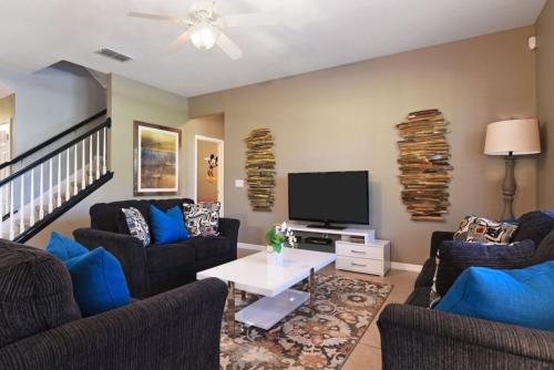 Wonderful 7-Bed Solterra Resort with Pool & Spa home in Davenport, USA