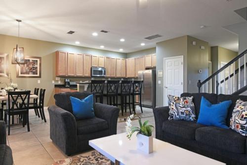 Wonderful 7-Bed Solterra Resort with Pool & Spa home in Davenport, USA