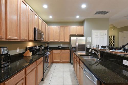 Wonderful 7-Bed Solterra Resort with Pool & Spa home in Davenport, USA