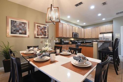 Wonderful 7-Bed Solterra Resort with Pool & Spa home in Davenport, USA