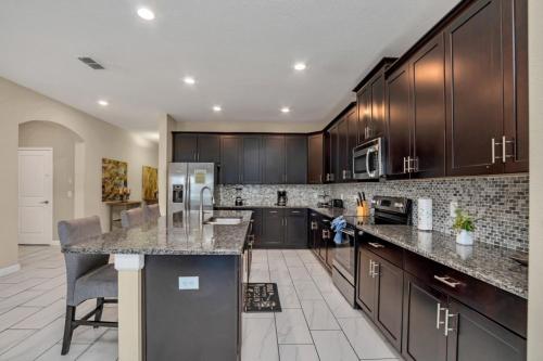 Storey Lake 6 Bedroom Beautiful Hardwood Floors villa - image 2