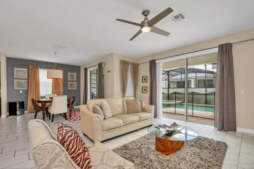 Storey Lake 6 Bedroom Beautiful Hardwood Floors villa - image 8