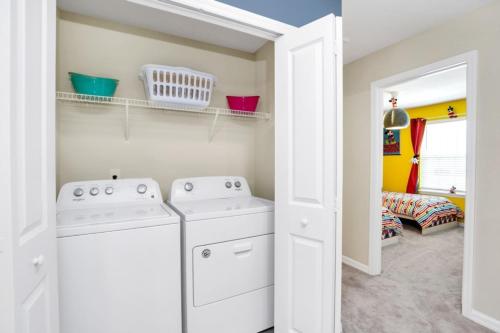 5 Bed Townhome! townhouse - image 10