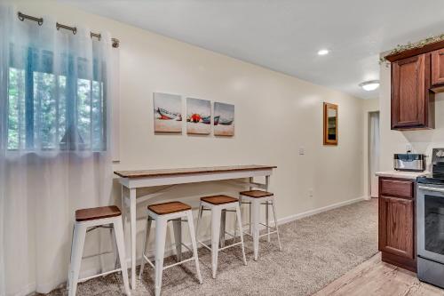Cozy Quarters condo - image 4