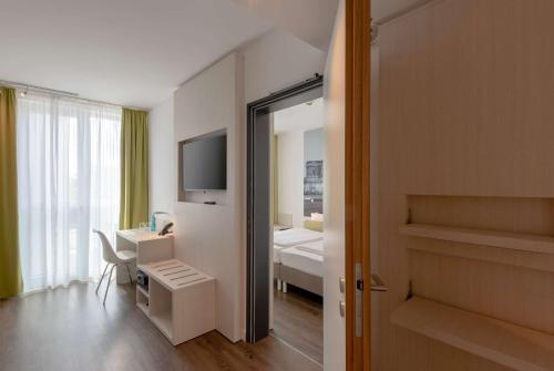 Super 8 by Wyndham Dresden - image 5