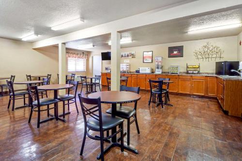 Econo Lodge Black Hills - image 8
