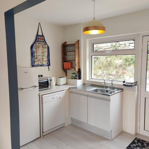 köök, Crow's Nest Glandore - 3 - Self Catering in Glandore