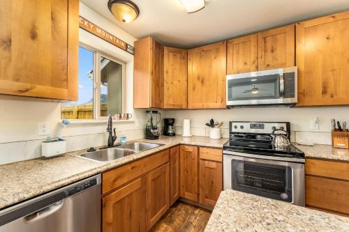 Serenity in the Rockies townhouse - image 9