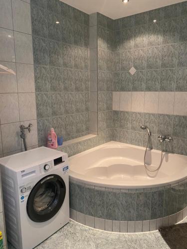 Fürdőszoba, Ferienwohnung mit Terrasse in Aue