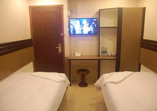 Standard Twin Room image 3