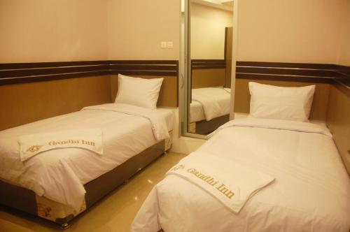 Standard Twin Room image 4