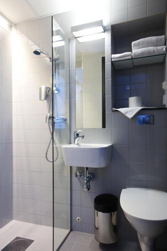 Small Single Room image 3