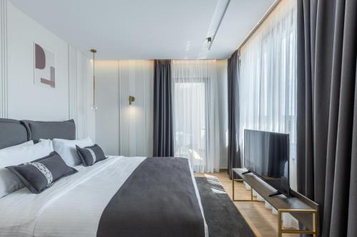 Deluxe with Courtyard View