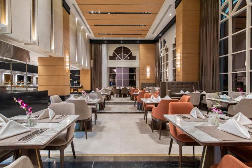 مطعم, فندق وجاردينو ريزيدنس (Gardino Hotel & Residence - Fanduq Jardino) in المعذر