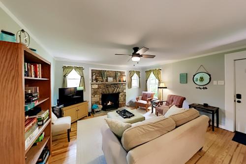 Lakewhisper - Kayak & Lake Access - Walk to Town home - image 6
