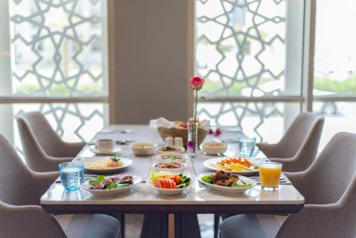 مطعم, فندق وجاردينو ريزيدنس (Gardino Hotel & Residence - Fanduq Jardino) in المعذر