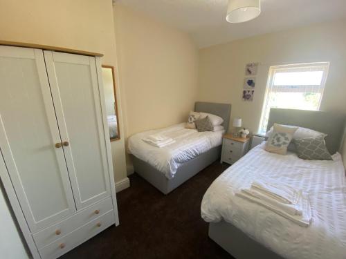 Sited in lytham, not Moss side, Meadow Hse, entire Hse, sleeps 6 in St Johns