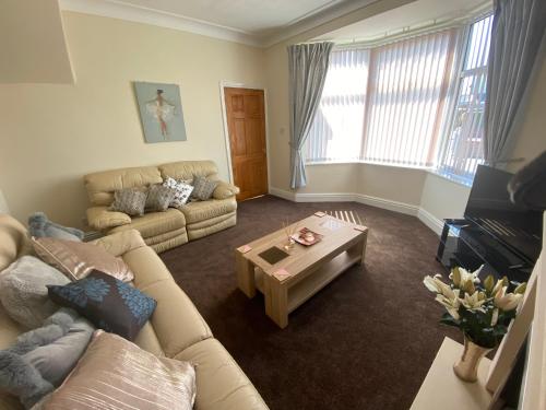 Sited in lytham, not Moss side, Meadow Hse, entire Hse, sleeps 6 in St Johns