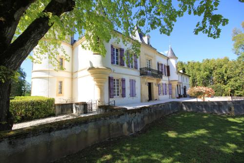 Chateau Caillac gîte à louer Saint-Étienne-de-Fougères