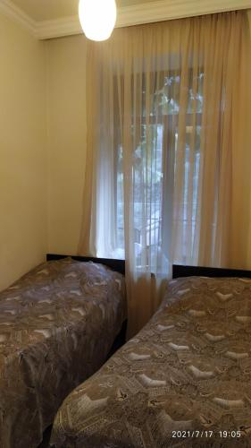 2 twin beds