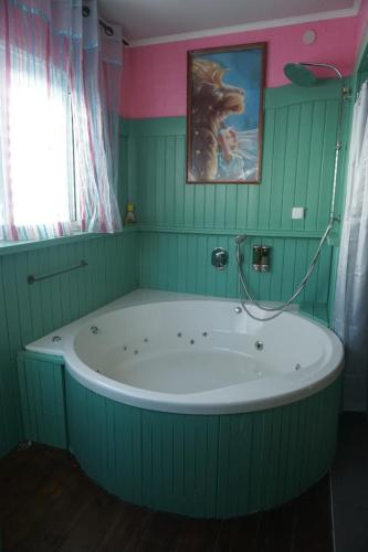 جاكوزي, Passion Fruit Apartment in عسقلان