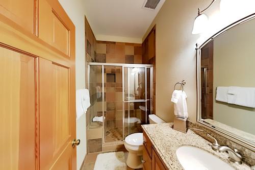 All-Suite Chamonix Ski-In Ski-Out Retreat - Pool condo - image 6