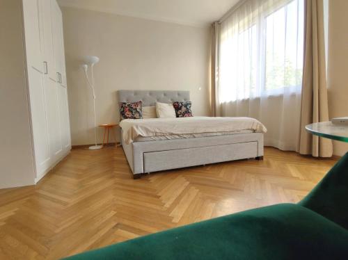Big Stay - 4 Bedroom, 2 Bathroom Old Town Apartment with AC, Bratislava (fotografie 3)
