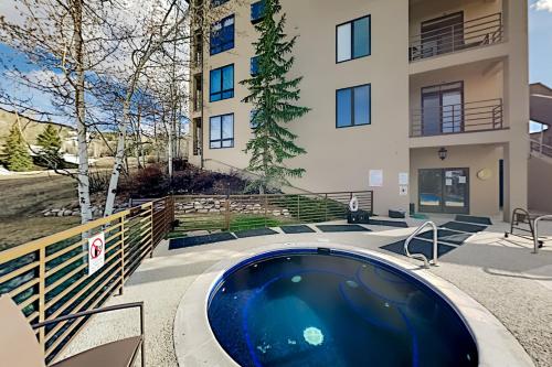 All-Suite Chamonix Ski-In Ski-Out Retreat - Pool condo - image 10