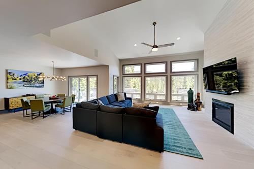 Goldenview - Hot Tub Mountain Views - 4000 Sq Ft home - image 9