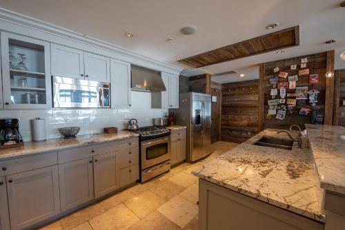 Two Bedroom Mountain Chic 6th Floor Penthouse with Amazing View condo - image 3