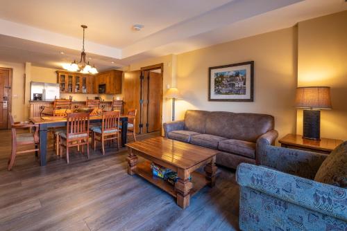 Two Bedroom Condo with a Balcony in Mountaineer Square condo - main image