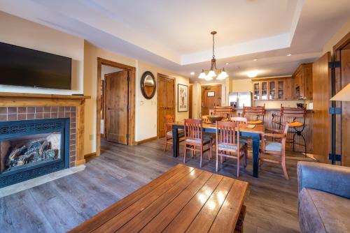 Two Bedroom Condo with a Balcony in Mountaineer Square condo - image 3