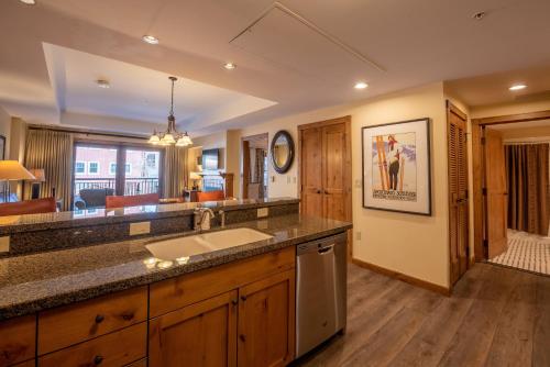 Two Bedroom Condo with a Balcony in Mountaineer Square condo - image 4
