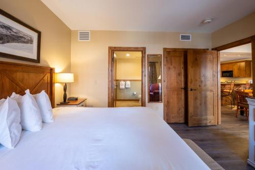 Two Bedroom Condo with a Balcony in Mountaineer Square condo - image 10