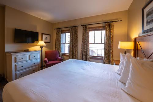 Two Bedroom Condo with a Balcony in Mountaineer Square condo - image 11